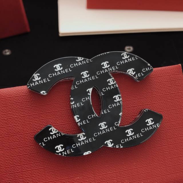 编号Xxz0121 Ch*Nel最新款亚克力黑色胸针 一致Zp黄铜材质