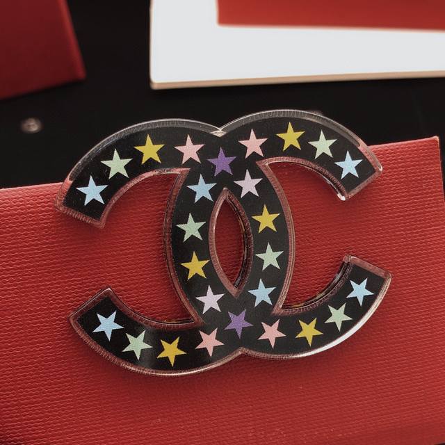 编号Xxz0076 Ch*Nel最新款黑色亚克力彩色星星胸针 一致Zp黄铜材质