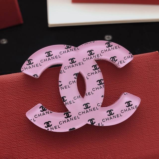 编号Xxz0181 Ch*Nel最新款亚克力粉色胸针 一致Zp黄铜材质