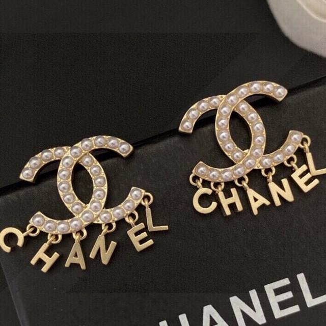 编号Xed0155 原单品质 Chanel 小香字母流苏米珠双C耳钉，高端品质，专柜同材质，真正黄铜，离子电镀，独家实拍图做工精致细腻，重工版本，超级仙女唯美的