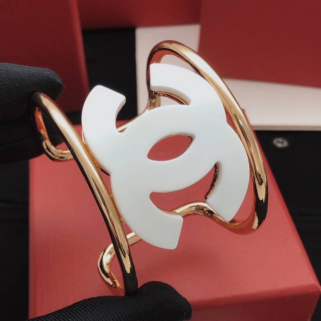 编号Xsz0063 Ch*Nel最新款白色树脂手镯 一致Zp黄铜材质