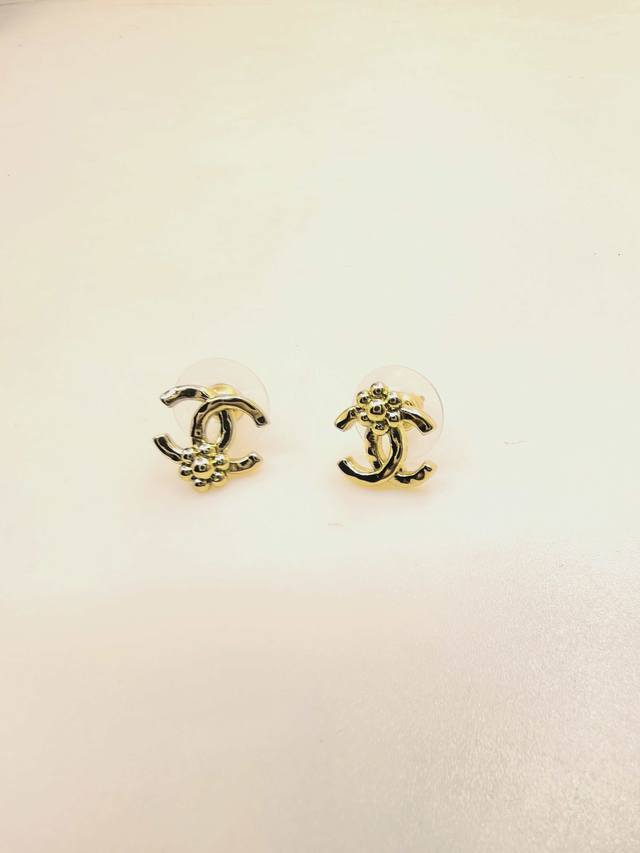 Ch*Nel 最新款不对称花朵耳钉 一致Zp黄铜材质