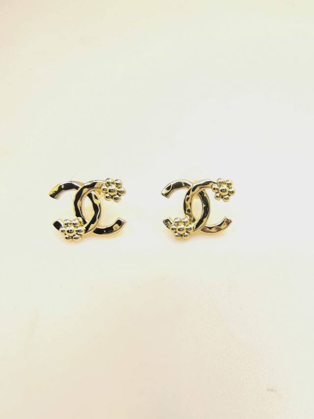 Ch*Nel 最新款左右花朵耳钉 一致Zp黄铜材质