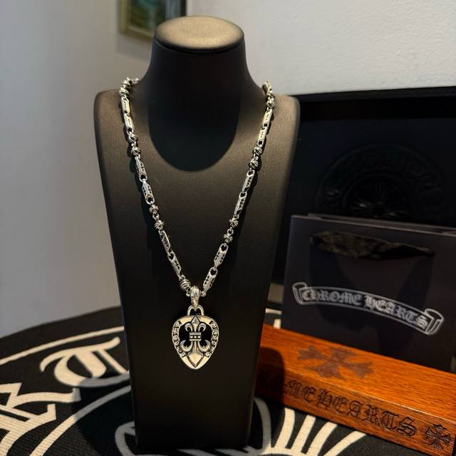 新款 专柜品质 Chrome Hearts克罗心 经典十字架项链 童军花心型吊坠 凹凸造型不同的花纹设计风格 呈现出与众不同 十字架 童军花是克罗心的志 所以更