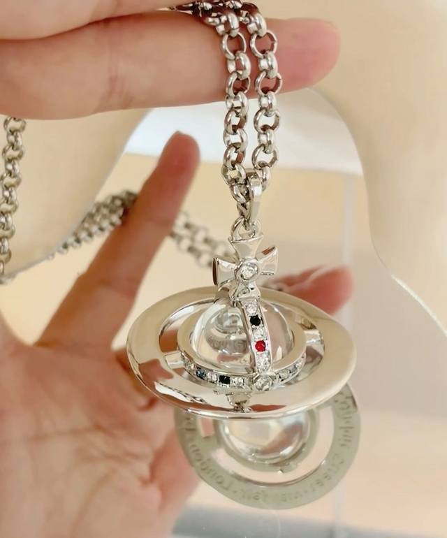 大号Vivienne Westwood西太后薇薇安英国时装设计师，时装的朋克之母！时尚潮流风格，品质强大，超美的设计！简约大气刺绣Logo精致这个款不用担心不好