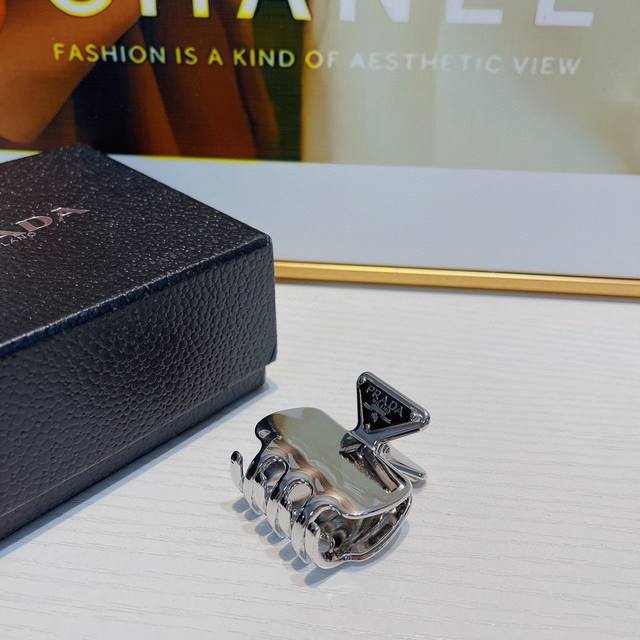 一个prada普拉达 prada抓夹 爆款三角Logo金属抓夹谁带谁好看时髦百搭