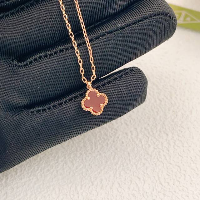 Vancleef*Arpel* 最新款玫瑰金迷你红贝母项链 一致Zp黄铜材质，非常的上镜设计很特别值得入手高级手工坊系列