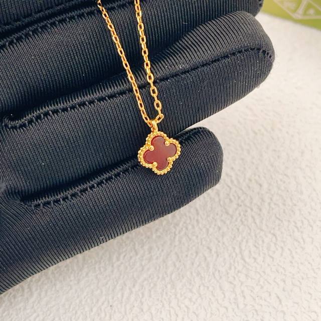 Vancleef*Arpel* 最新款金色迷你红贝母项链 一致Zp黄铜材质，非常的上镜设计很特别值得入手高级手工坊系列