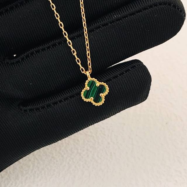 Vancleef*Arpel* 最新款金色迷你绿贝母项链 一致Zp黄铜材质，非常的上镜设计很特别值得入手高级手工坊系列