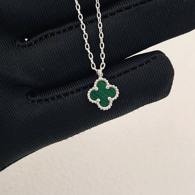 Vancleef*Arpel* 最新款银色迷你绿贝母项链 一致Zp黄铜材质，非常的上镜设计很特别值得入手高级手工坊系列