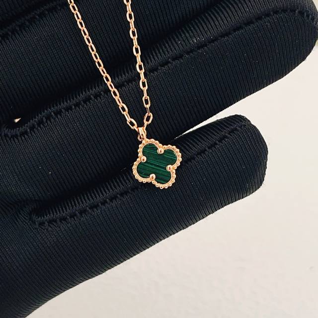 Vancleef*Arpel* 最新款玫瑰金迷你绿贝母项链 一致Zp黄铜材质，非常的上镜设计很特别值得入手高级手工坊系列