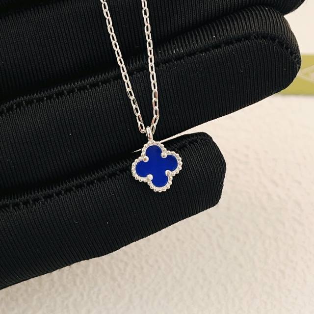 Vancleef*Arpel* 最新款银色迷你蓝贝母项链 一致Zp黄铜材质，非常的上镜设计很特别值得入手高级手工坊系列