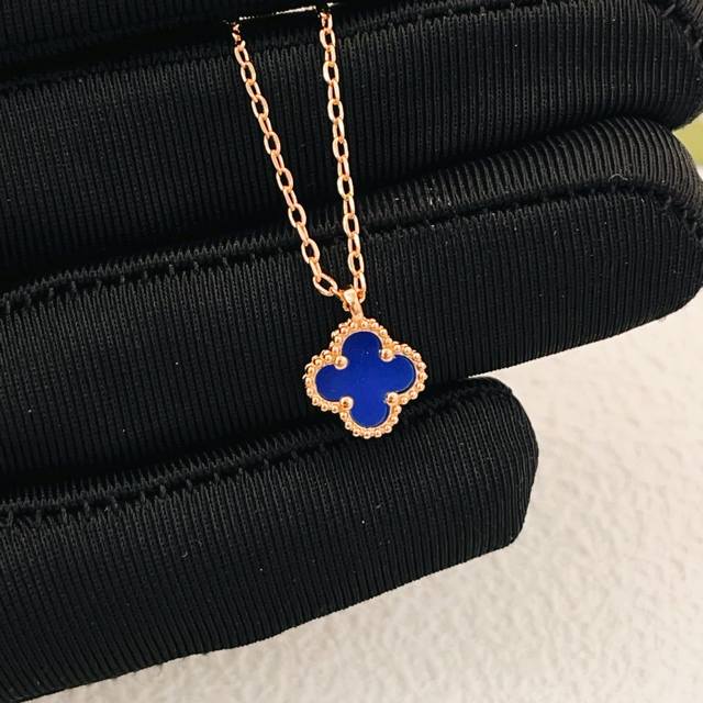 Vancleef*Arpel* 最新款玫瑰金迷你蓝贝母项链 一致Zp黄铜材质，非常的上镜设计很特别值得入手高级手工坊系列
