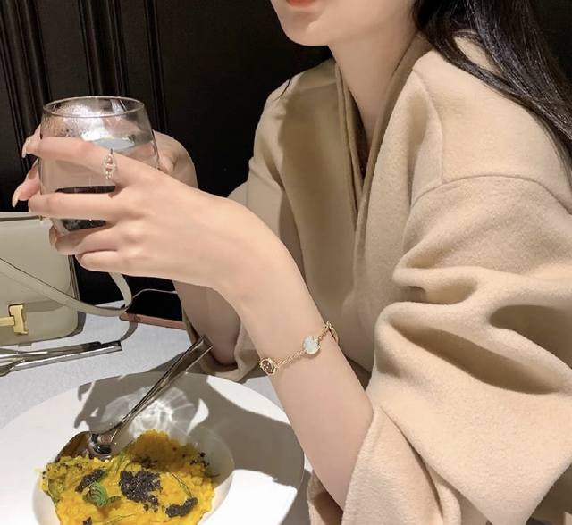 Vs086金色 Vs085玫瑰金 Vancleef*Arpel* 最新款两色拼花手链 一致Zp黄铜材质，非常的上镜设计很特别值得入手高级手工坊系列