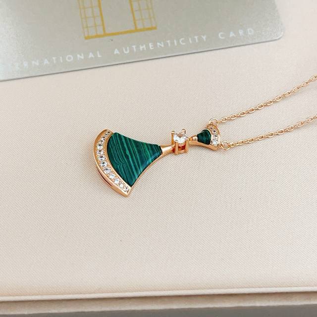 Bx030 Bvlgari最新款绿色扇子玫瑰金大号项链 一致Zp黄铜材质，非常的上镜设计很特别值得入手高级手工坊系列
