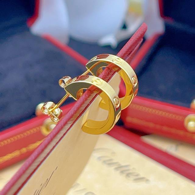 Ke010 Cartie*最新款卡地亚光面金色耳钉 一致Zp黄铜材质，非常的上镜设计很特别值得入手高级手工坊系列