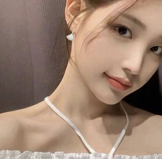 Be012绿色 Be013白色 Be014红色 Bvlgari最新款玫瑰金三色扇子耳钉 一致Zp黄铜材质，非常的上镜设计很特别值得入手高级手工坊系列