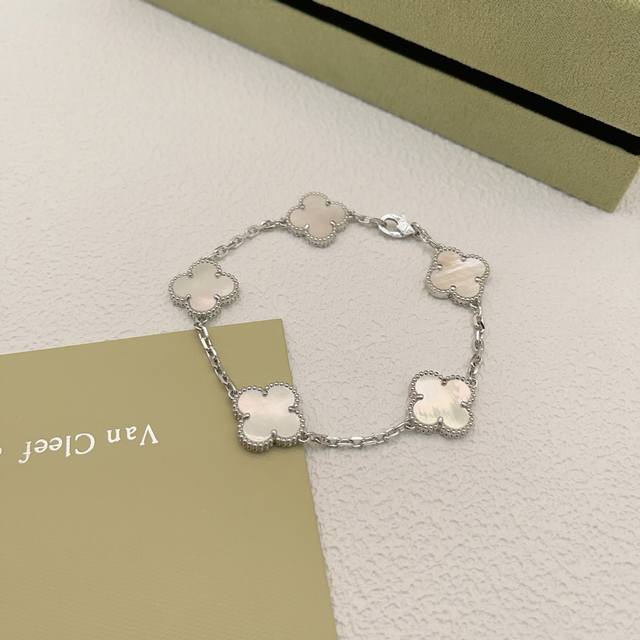 Vs017 Vancleef*Arpel*白色贝母四叶草五花银手链 只能用无敌形容，这款绝对的性价比之选感受下这么无敌的工艺！简约，特别适合日常搭配，而且晚装搭