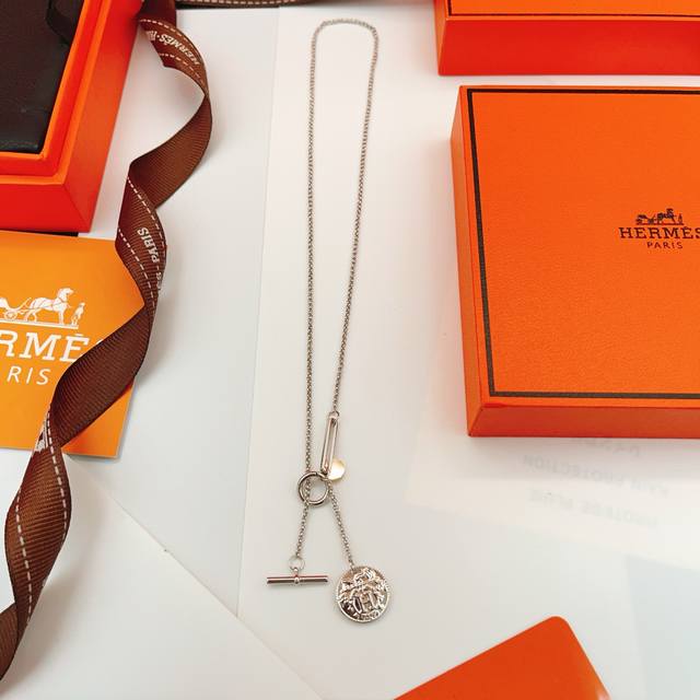 Hx102 He Mes最新款银色硬币形项链 一致Zp黄铜材质，非常的上镜设计很特别值得入手高级手工坊系列