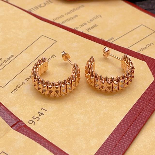 Ke016 Cartie*最新款卡地亚玫瑰金色光面钉子耳钉宽版 一致Zp黄铜材质，非常的上镜设计很特别值得入手高级手工坊系列