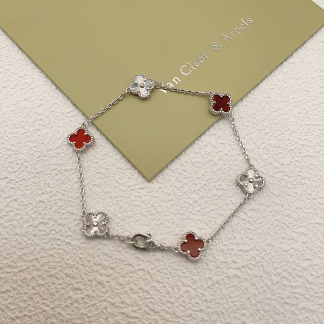 Vs014 Vancleef*Arpel*银红色雷射四叶草六花银小号手链 只能用无敌形容，这款绝对的性价比之选感受下这么无敌的工艺！简约，特别适合日常搭配，而且