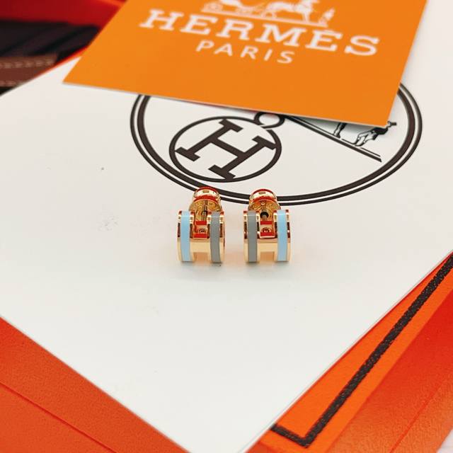 He104 He Mes最新款玫瑰金灰拼蓝H耳钉 一致Zp黄铜材质，非常的上镜设计很特别值得入手高级手工坊系列