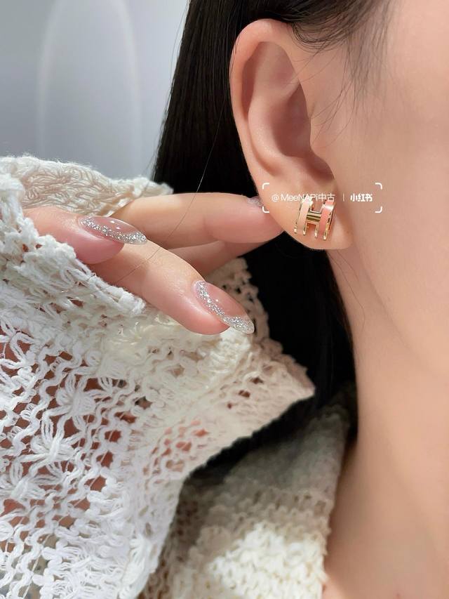 He093玫瑰金 He091金色 He092银色 He Mes最新款三色粉拼白H耳钉 一致Zp黄铜材质，非常的上镜设计很特别值得入手高级手工坊系列