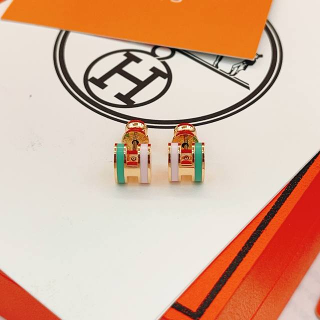 He101 He Mes最新款玫瑰金绿拼粉H耳钉 一致Zp黄铜材质，非常的上镜设计很特别值得入手高级手工坊系列