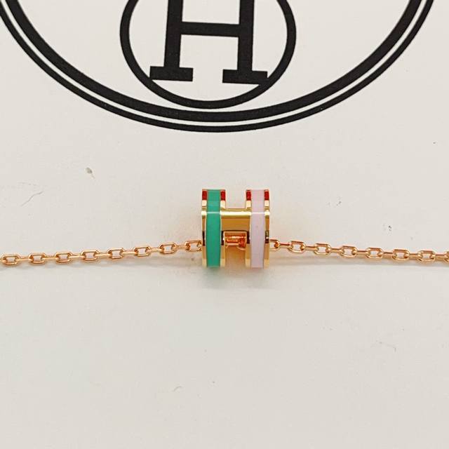 Hx115 He Mes最新款玫瑰金绿拼粉迷你项链 一致Zp黄铜材质，非常的上镜设计很特别值得入手高级手工坊系列