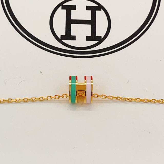 Hx114 He Mes最新款金色绿拼粉迷你项链 一致Zp黄铜材质，非常的上镜设计很特别值得入手高级手工坊系列