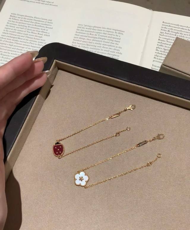 V金镀咪金 Vca瓢虫手链 新款小瓢虫Lucky Sing 将珍视的幸运主题与大自然巧妙融合，打造栩栩如生的Lucky Sing系列。 春节临近，新春将至，这一