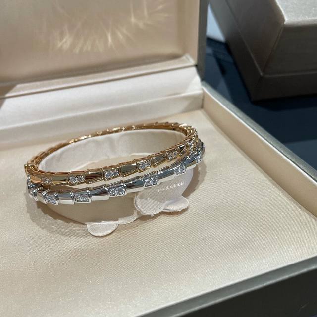 宝格丽 时尚 蛇形 手镯 高级打造 精工版 微镶 细版间隔带钻蛇手镯细腻妖娆的线条设计，饰以明亮钻石让霸气也可以有女人味# 时尚舒适线条 玫瑰金白金 手镯