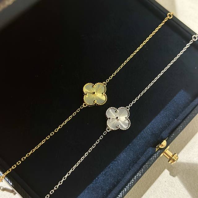 直播专供 Cnc车床 梵克雅宝 镭射 四叶草多折射面 单花手链 原版 菱形扣 双面 幸运全金玑镂雕花高端做工复杂 精工细节 原版打造设计独特教人一见倾心佩戴美美