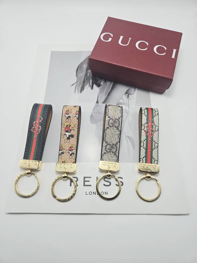 古驰Gucci钥匙扣 车钥匙挂件包包挂饰 Dauphine Dragonne 钥匙扣彰显金属匠艺与品牌经典标识的融合。标志性 Monogram 帆布烘托 Dau