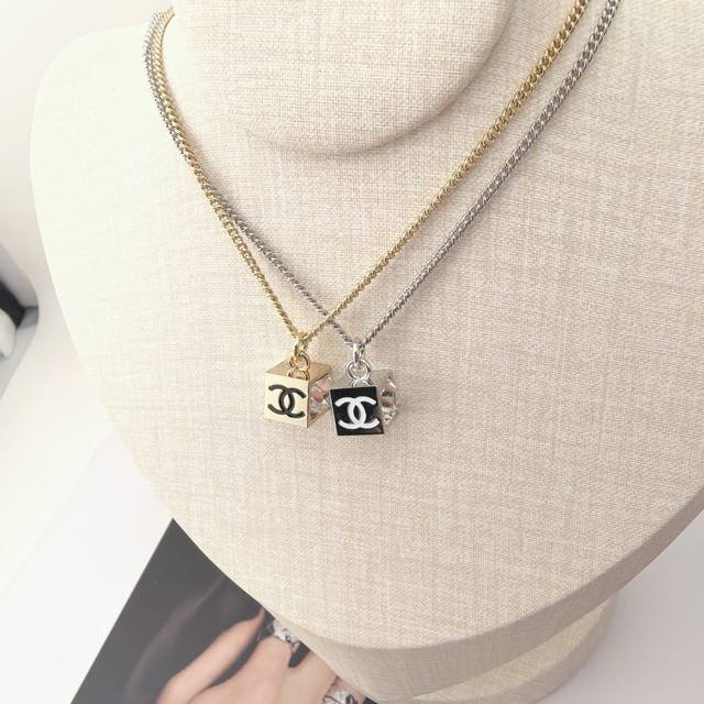 项链 耳环 耳钉 Zp打版 小香 Chanel 套装优雅大方精工设计 雕刻 非常修饰脸型 青春活力 看惯了一如既往的项链 一眼就被这款吸引了 非常漂亮的颜色搭配