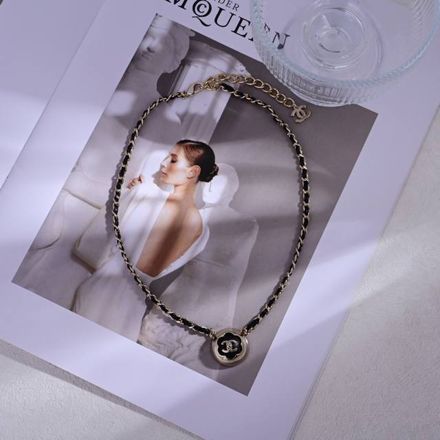 项链 耳环 小香 Chanel 套装优雅大方精工设计 雕刻 非常修饰脸型 青春活力 看惯了一如既往的项链 一眼就被这款吸引了 非常漂亮的颜色搭配 时尚又俏皮