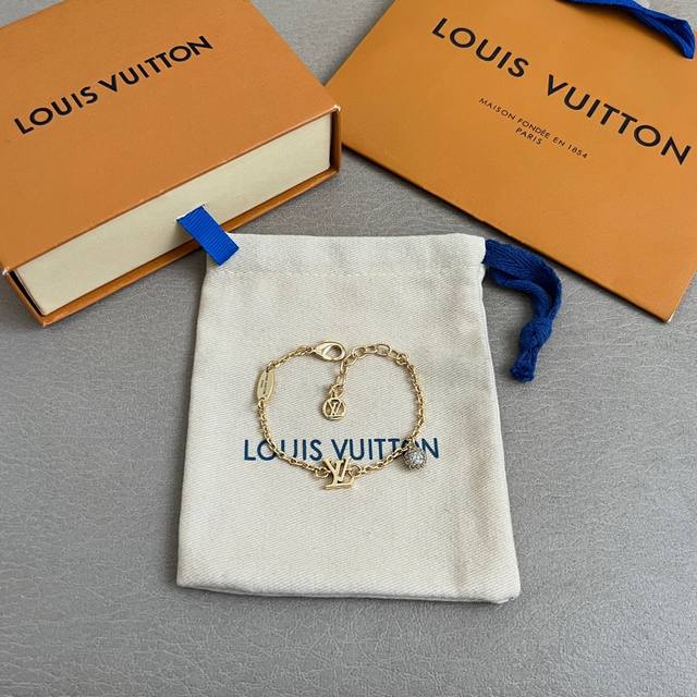 Lv 手链Louis Vuitton 路易威登专柜一致材质 火爆款出货 设计独特 复古前卫 男神、美女必备。