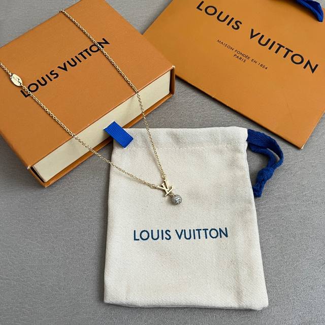 Lv 项链Louis Vuitton 路易威登专柜一致材质 火爆款出货 设计独特 复古前卫 男神、美女必备。