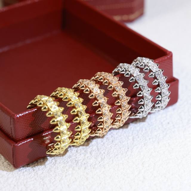 精工版本 Clash De Cartier耳钉 卡地亚耳钉新版 原单铆钉耳钉 可活动！纯银耳针亚金材质 永恒经典 近年来很火 高端亚金材质，真金质感 三色 飞碟