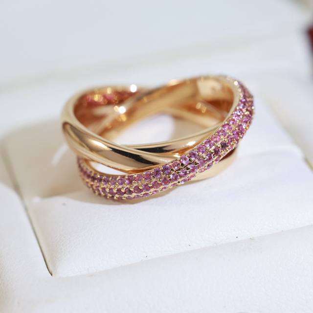 精工版本粉色带钻版本 卡地亚戒指新版 圆环 原单 三环三色戒指最经典受欢迎的 永恒经典 近年来很火 独家顶级 亚金材质 带Logo 真金质感 佩戴舒适6#7#8