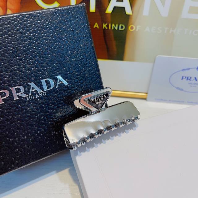 prada普拉达 prada抓夹 爆款金属抓夹 时尚百搭小仙女必入款 谁带谁好看 单个