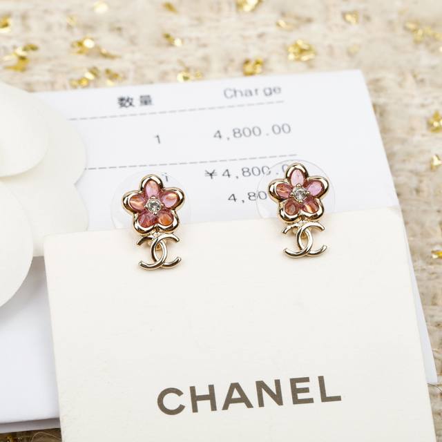 250689 我们出品 预售12月7号左右出货，Zp6240！量大咨询客Fu 香 花朵双C耳环 26C本季爆款耳环浪漫的早春氛围粉色琉璃般的光感，浅金甜而不腻还