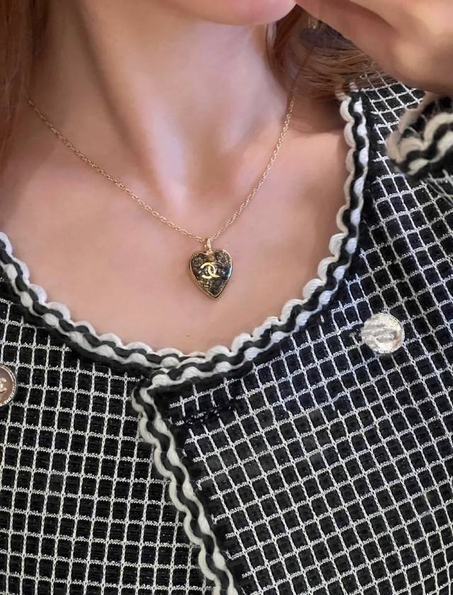编码N979 0247825 香奈儿项链热销爆上新 Chan 24 黑金蕾丝爱心项链 爱心造型里面是亮片细闪一样的蕾丝底，在不同光线下可以看到不一样的纹路细闪～
