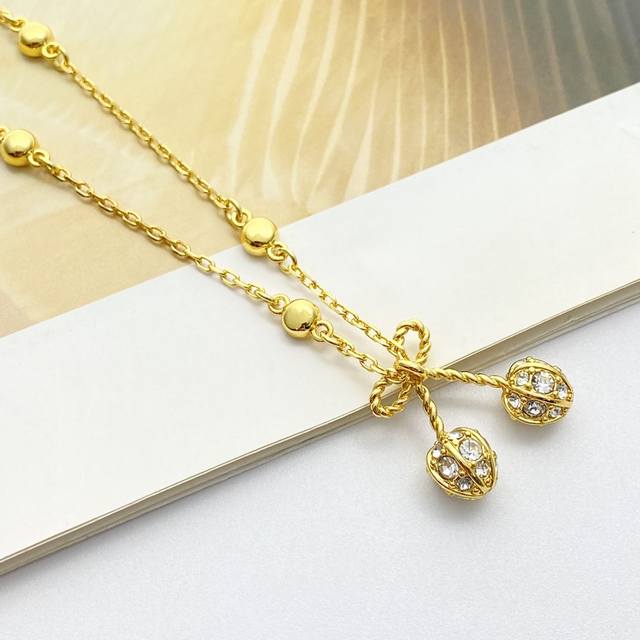 今日新款 编码N1180 0867820 华伦天奴项链热销款火爆上新 Valentino 晶钻樱桃项链 金色满钻点缀的樱桃增添了满满的可爱跟少女感！小钻点缀链条