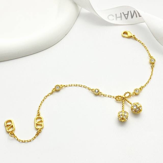 今日新款 编码H588 0857820 华伦天奴手链热销款火爆上新 Valentino 晶钻樱桃手链 金色满钻点缀的樱桃增添了满满的可爱跟少女感！小钻点缀链条，