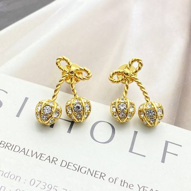 今日新款 编码E3267 0847825 华伦天奴耳钉热销款火爆上新 Valentino 晶钻樱桃耳钉 小小的蝴蝶结搭着水晶双球吊坠！水钻樱桃造型真的太俏皮，K