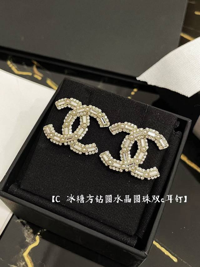 编号Xed0124 Ch 22K 方钻 珍珠 金色耳钉 Zp5860购入 这副超美！！ 钻＋珍珠整个亮到不行 细节满满满 它不会重！上耳是舒服的！ 又美又轻又亮