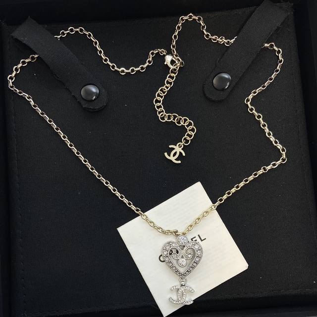 Xx0779 Ch Nel 香 儿 23K拼色缕空爱心双C项链 长链设计！可调节成毛衣链或项链佩戴秋冬爆款系列全网首发第一时间购入Zp开发！这期买了10W的新款