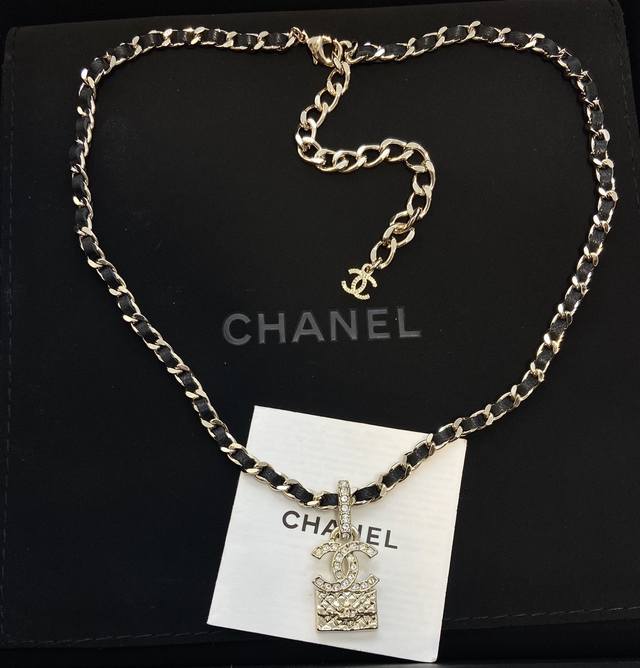 Xx0316 香 儿23B菱格包包项链 非常精致的小可一眼万年经典皮穿链+菱格纹包包元素！绝对会成为经典的一款设计，高级感满满上身甜酷精美，戴多久都不过时！四季