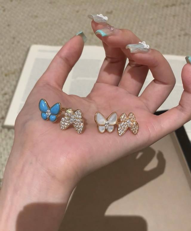 V金镀咪金 翩蝶物语 蝶成双，蓄春意 双蝶于花丛间巧然相逢 振翅追逐，惬意相伴，传递万物生长之韵， Two Butterfly戒指，镶嵌绿松石 合成绿松石，颜色